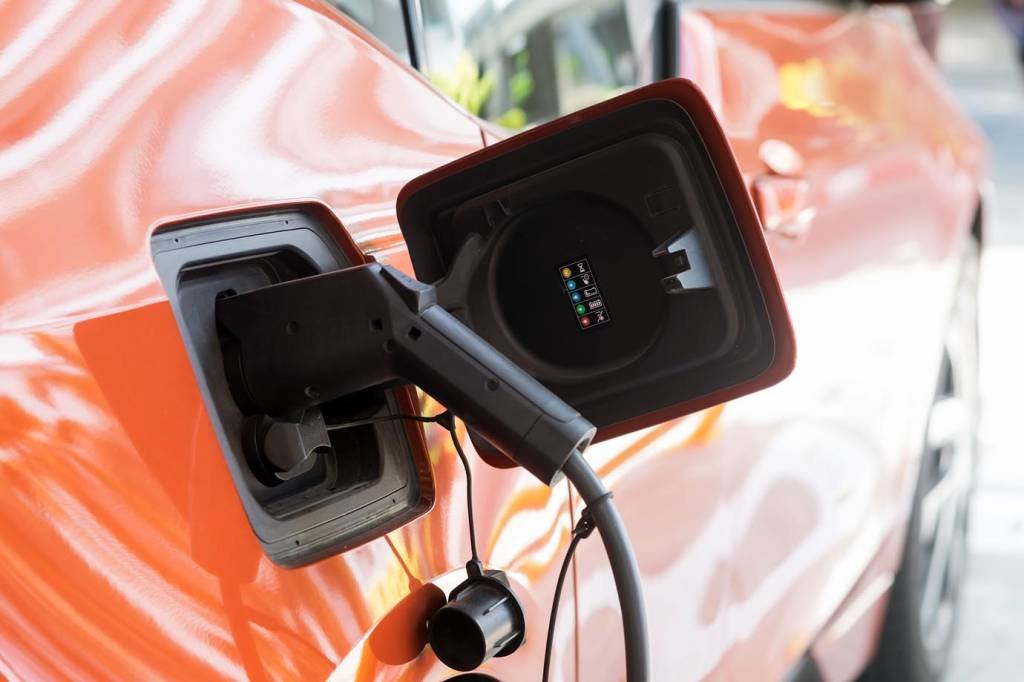 Posto do futuro recarregará carro elétrico em 10 minutos