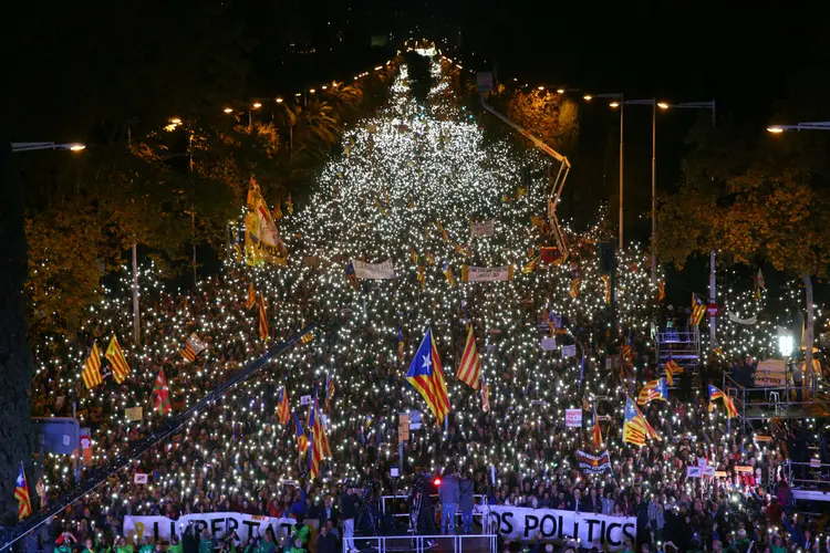 Milhares protestam contra prisões de dirigentes da Catalunha: polícia não estimou o número de participantes no ato. (Albert Gea/Reuters)