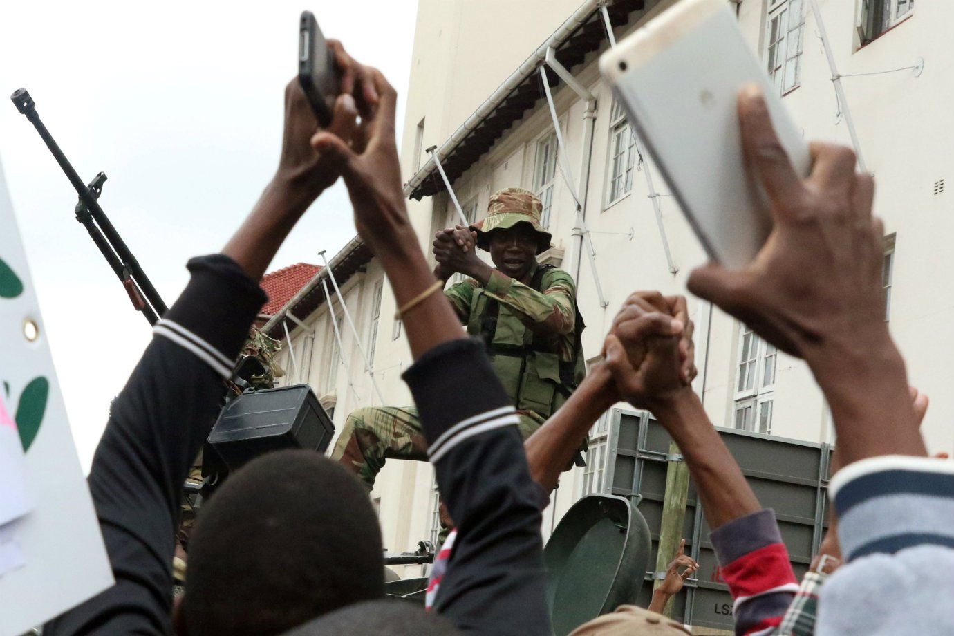 Partido no Zimbábue deve destituir Mugabe neste domingo