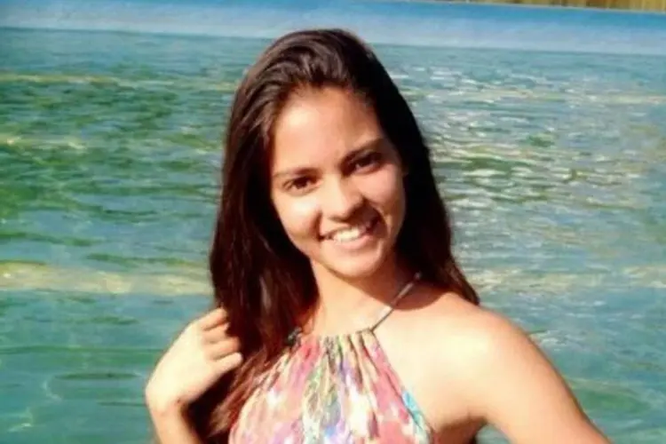 Raphaella Novisk: o corpo da jovem foi enterrado nesta manhã (Facebook/Reprodução)