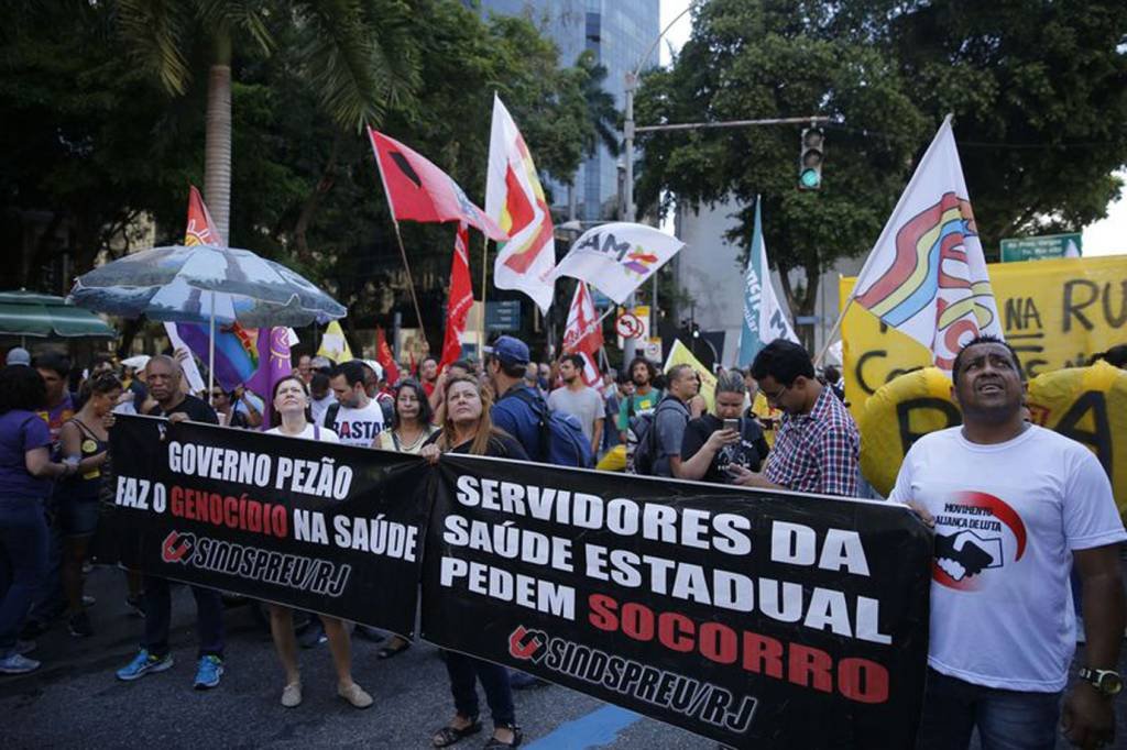 Manifestantes fazem ato em frente à Alerj