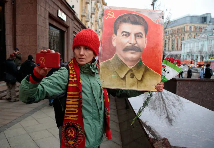 Selfie com Stalin: o partido Comunista, maior oposição ao governo no Parlamento Russo, foi um dos poucos a realizar atos comemorativos da Revolução Russa no dia 7.