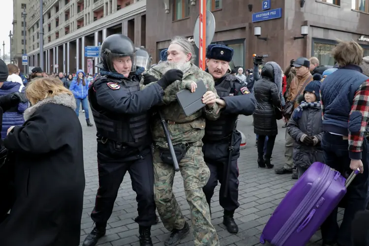 Policiais prendem homem em Moscou, Rússia: operação policial contra "Artpodgotovka" começou na sexta-feira (Tatyana Makeyeva/Reuters)