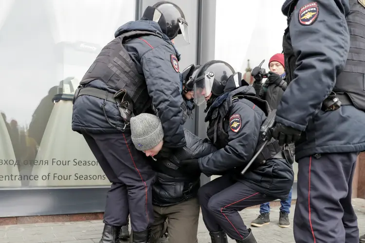 Policiais prendem homem em Moscou, Rússia: o movimento Artpodgotovka foi proibido pela justiça em outubro (Tatyana Makeyeva/Reuters)