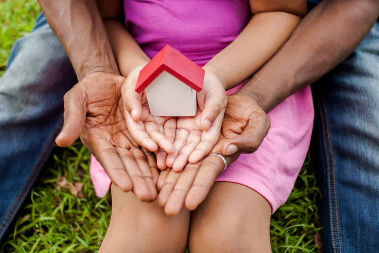 Ao entrar em um consórcio, o participante se compromete a pagar as parcelas regularmente (twinsterphoto/Thinkstock)