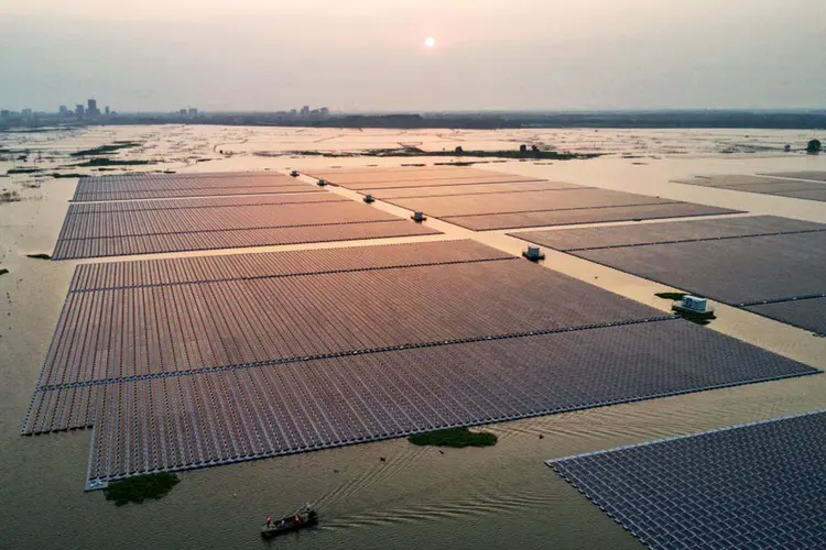 Sobre a água: usina solar flutuante em construção na província de Anhui, na China, em junho de 2017. (Kevin Frayer/Getty Images)