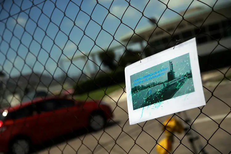 Foto do submarino ARA San Juan é vista no estacionamento da base naval em Mar Del Plata, Argentina: embarcação está desaparecida (Marcos Brindicci/Reuters)