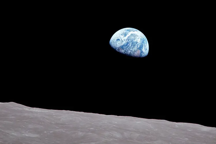 Foto icônica do nascer da Terra visto da órbita lunar em 1968 pela Apollo 8. (Goddard Space Flight Center (GSFC) / NASA/Divulgação)