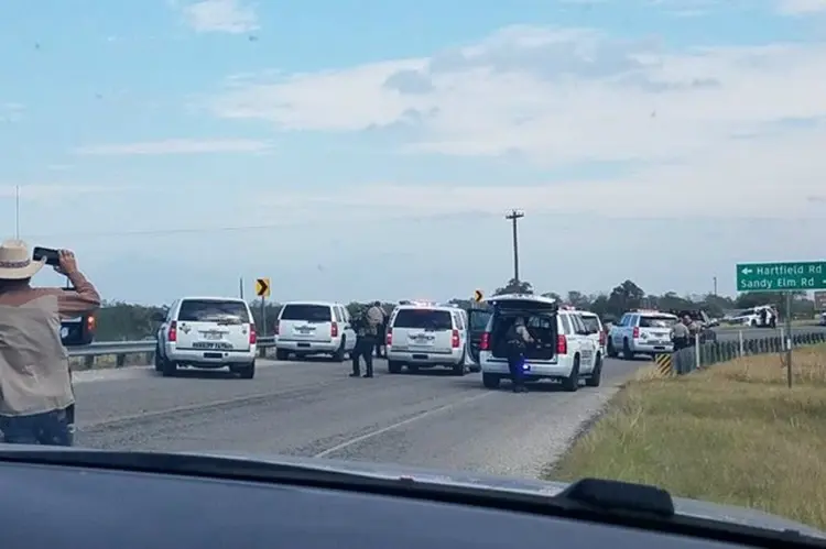 Carros de polícia são vistos em Sutherland Springs, Texas, em local de tiroteio em igreja: há uma grande presença de policiais no local, segundo a emissora "Fox News" (Liz Summers via/Reuters)