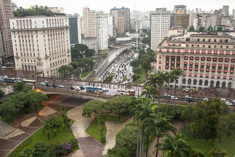 Aerial view of Anhangabau Valley in downtown of São Paulo, Brazil (alffoto/Thinkstock/Thinkstock)