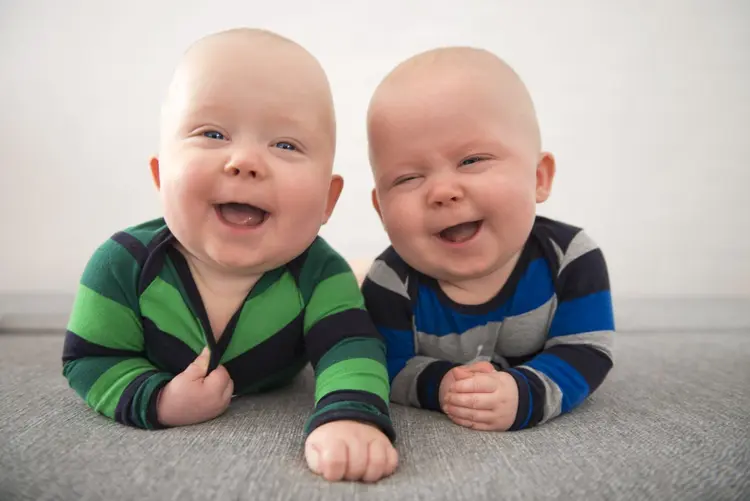 Bebês sorrindo (BorupFoto/Thinkstock/Thinkstock)