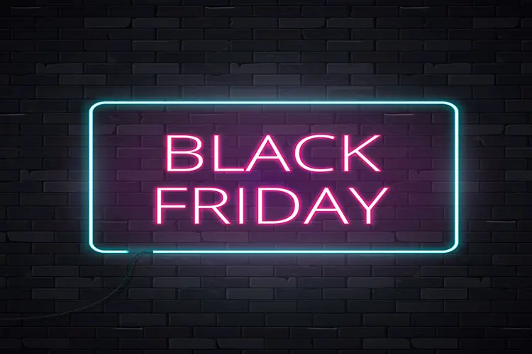 No final de semana da Black Friday, de 24 a 26 de novembro, as vendas nos comércios de rua e shoppings centers cresceram 4,9% em todo o país (OlgaOleNN/Thinkstock)