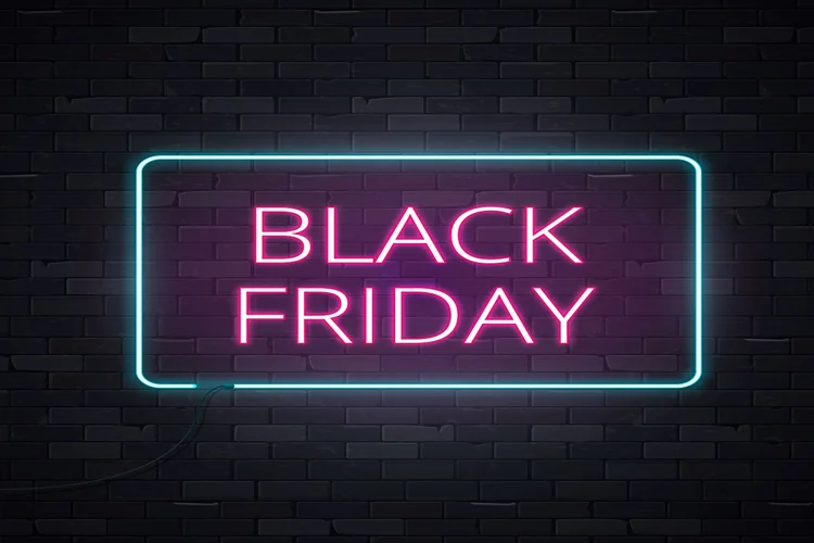 Black Friday 2017: Escolha um site para monitorar preços e tome cuidado com sites falsos (OlgaOleNN/Thinkstock)