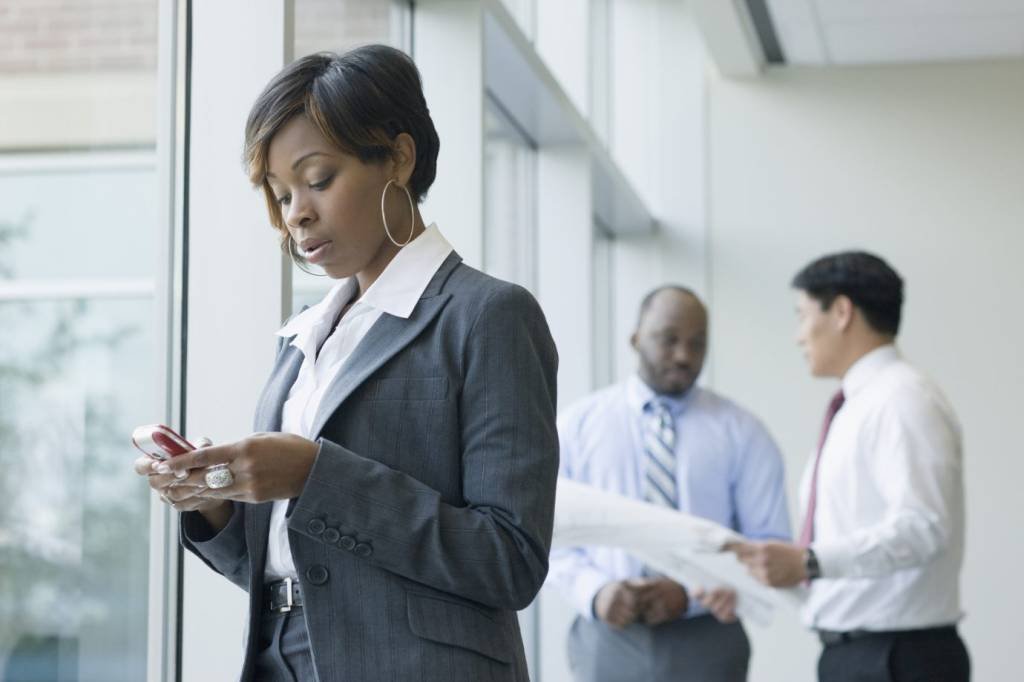 Projeto de lei quer proibir uso de celular no trabalho