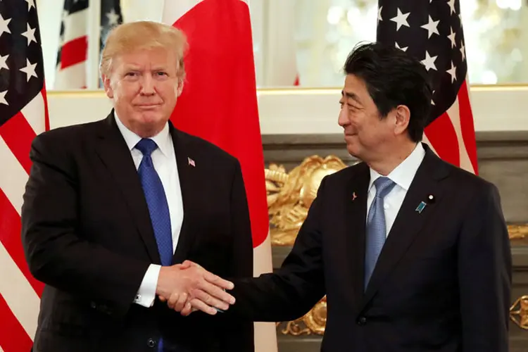 Trump e Abe: líderes afirmaram em telefonema necessidade desmantelar definitivamente as armas nucleares na Coreia do Norte, segundo a Casa Branca (Jonathan Ernst/Reuters)