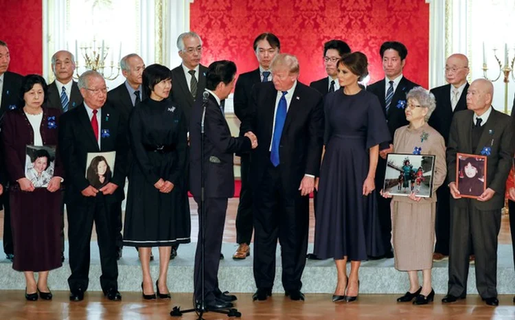 TRUMP E SHINZO ABE EM TÓQUIO: líder encontraram vítimas do regime norte-coreano  / Kimimasa Mayama/Pool/ Reuters