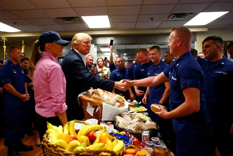 Donald Trump: agenda do presidente incluiu perdão a perus e distribuição de sanduíches