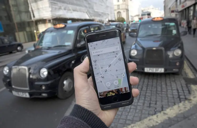 Uber em Londres: tribunal trabalhista determinou pagamento de salário mínimo; no Brasil, tema está fora até da reforma que entra em vigor no sábado (Simon Dawson/Reuters)