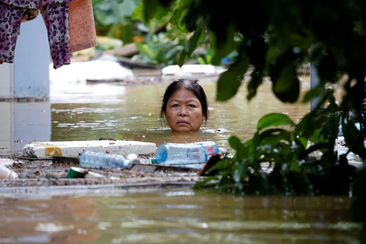 Tufão: a tempestade, que tocou a terra no sábado, foi a mais violenta a atingir a costa sul do país em várias décadas (Kham/Reuters)