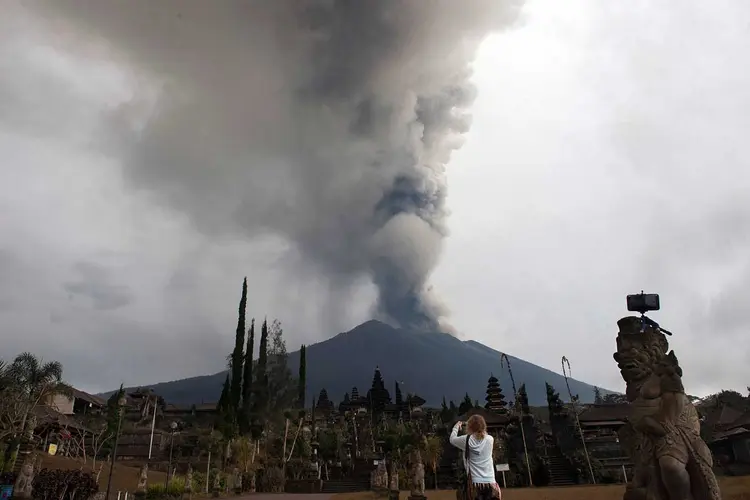Perigo: turista tira uma foto da erupção do Monte Agung, Bali, Indonésia, em 28 de setembro. (Antara Foto/Nyoman Budhiana/Reuters)