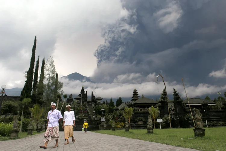 Vulcão em erupção visto do templo Besakih em Karangasem, Bali, Indonesia: fenômeno cancelou voos (Johannes P. Christo/Reuters)