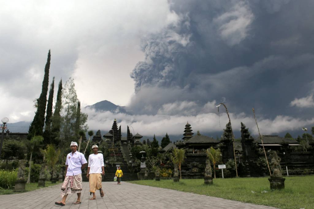 Erupção de vulcão em Bali atinge resorts e fecha aeroporto
