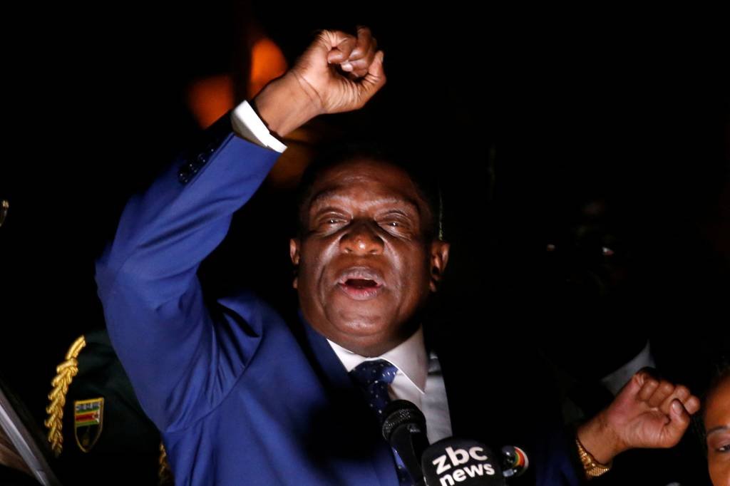 Mnangagwa comemora "nova democracia" no Zimbábue