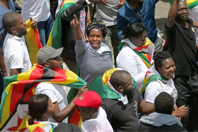 Zimbabuanos celebram esperada queda de Mugabe, após 37 anos com lágrimas "de alegria" (Sumaya Hisham/Reuters)
