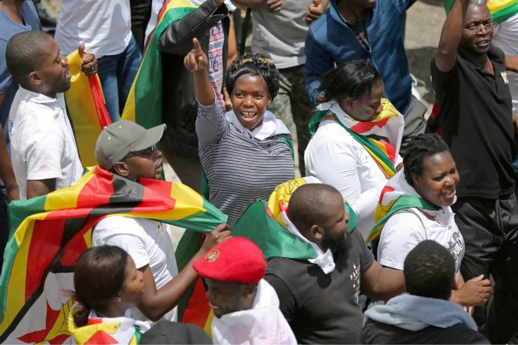 Eufóricos, zimbabuanos celebram esperada queda de Mugabe