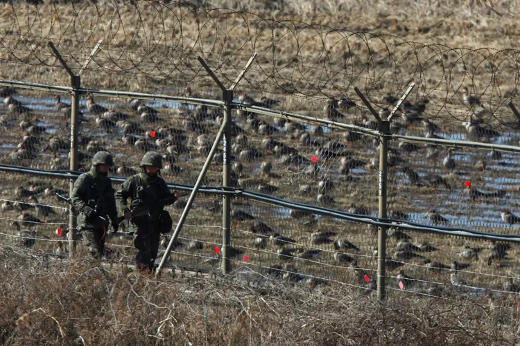 Coreia: o desertor tentou atravessar para a Coreia do Sul enquanto soldados norte-coreanos disparavam contra ele (Kim Hong-Ji/File Photo/Reuters)