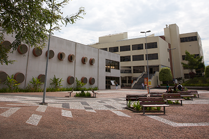 Após Universidade Metodista demitir professores, alunos protestam