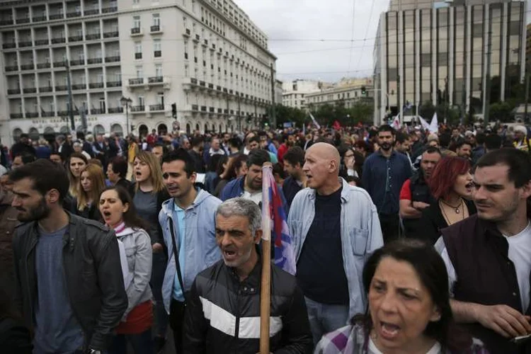 GREVE GERAL NA GRÉCIA: uma crítica de Varoufakis é que, ao emprestar bilhões de euros aos gregos, os países da zona do euro estavam apenas salvando os bancos privados credores do país  / Costas Baltas/Reuters