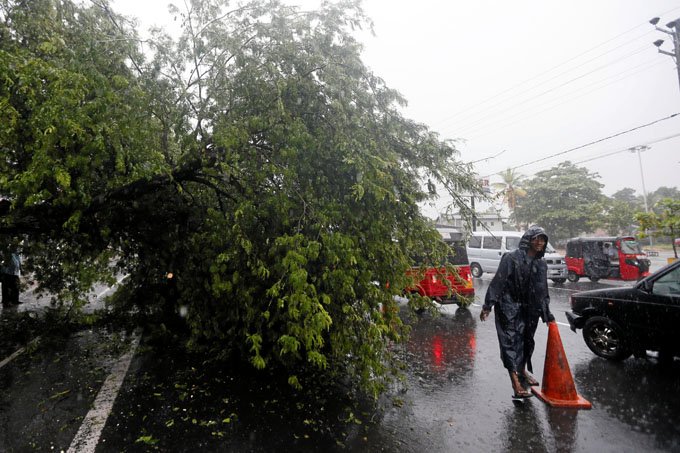 Tempestade tropical atinge parte do sul da Ásia e provocou a evacuação de milhares de pessoas (Dinuka Liyanawatte/Reuters)