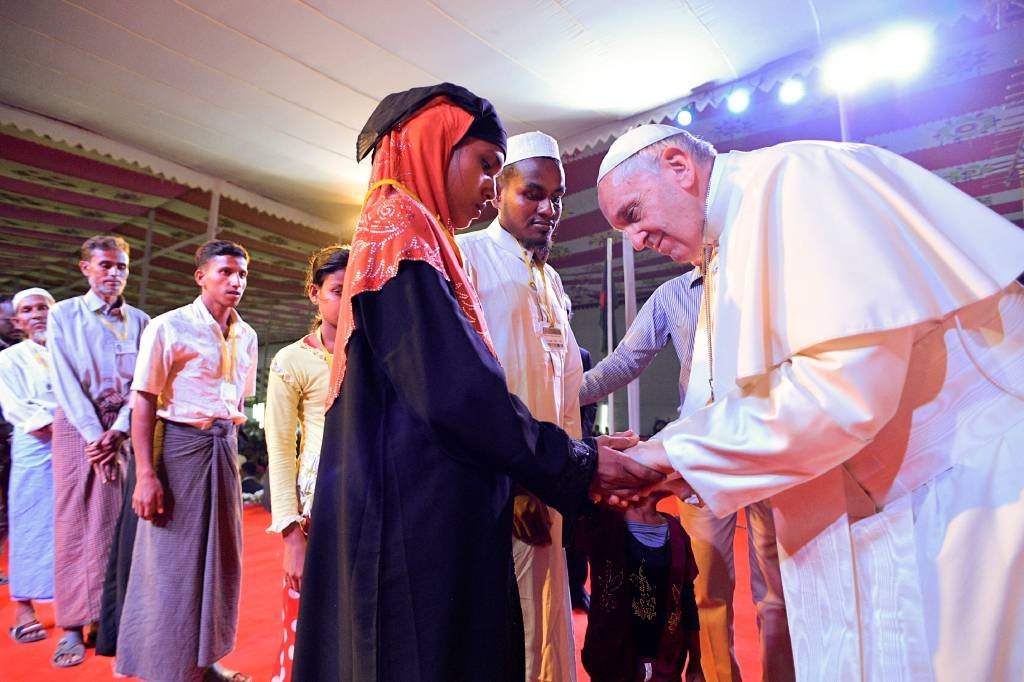 Papa usa termo "rohingya" pela 1ª vez em encontro com refugiados