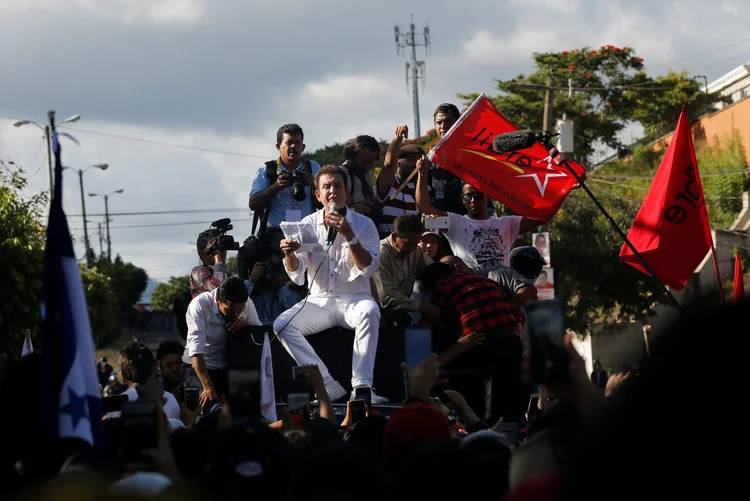 Salvador Nasralla, candidato opositor ao governo de Honduras, discursa para apoiadores durante ato em Tegucigalpa (Henry Romero/Reuters)