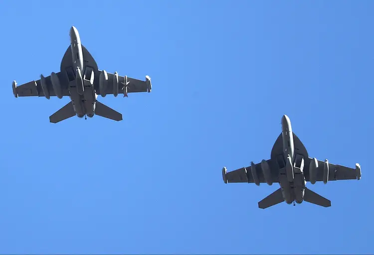 Jatos americanos Air Force EA-18G Growler sobrevoam base da Coreia do Sul em 04/12/2017 (Oh Jang-hwan/News1/Reuters)