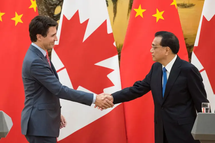 Justin Trudeau e Li Keqiang: autoridades não informaram sobre quando começariam as conversas sobre um acordo de livre-comércio (Fred Dufour/Reuters)
