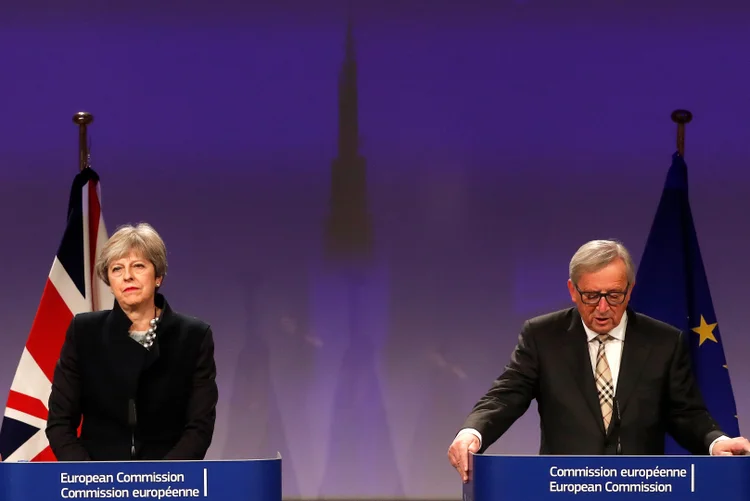 A premiê britânica Theresa May e o presidente da Comissão Europeia Jean-Claude Juncker (Yves Herman/Reuters)