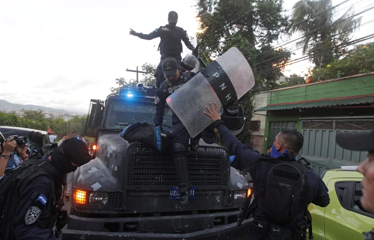 Policiais: manifestações quase carnavalescas irromperam na cidade horas depois de anoitecer e do toque de recolher supostamente ter entrado em vigor (Jorge Cabrera/Reuters)