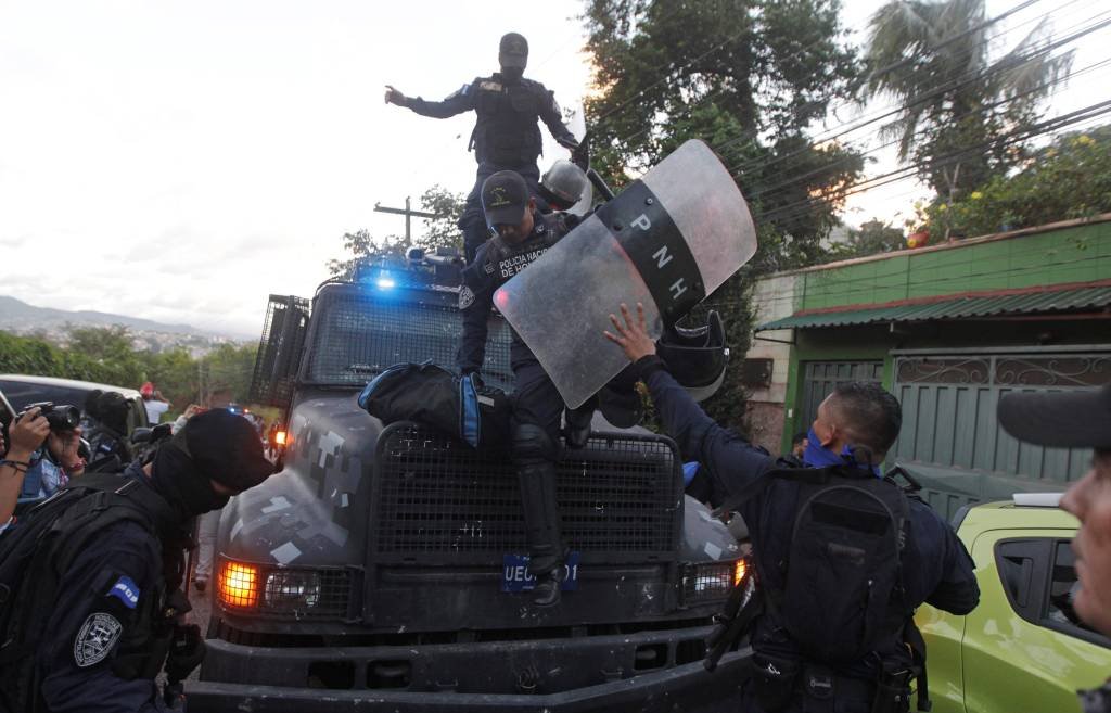 Policiais rebeldes de Honduras se unem a opositores nas ruas