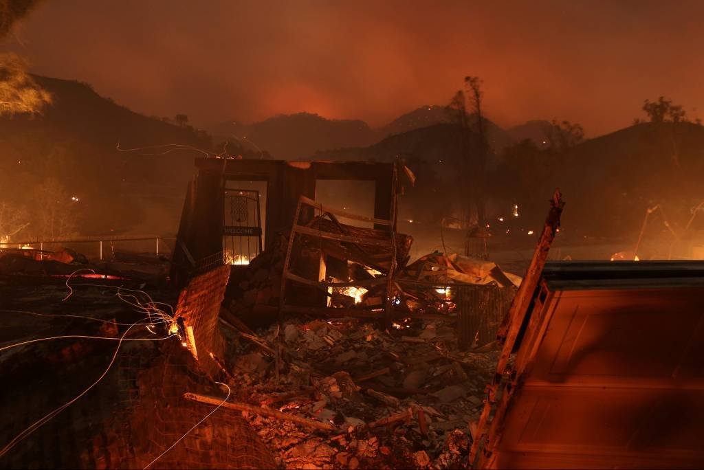 Incêndio deixa 1 morto e milhares de evacuados na Califórnia