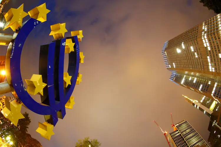 Símbolo do euro em frente ao Banco Central Europeu (BCE) (Kai Pfaffenbach/Reuters)