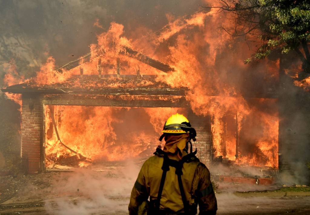 Incêndios na Califórnia alcançam bairros residenciais de LA