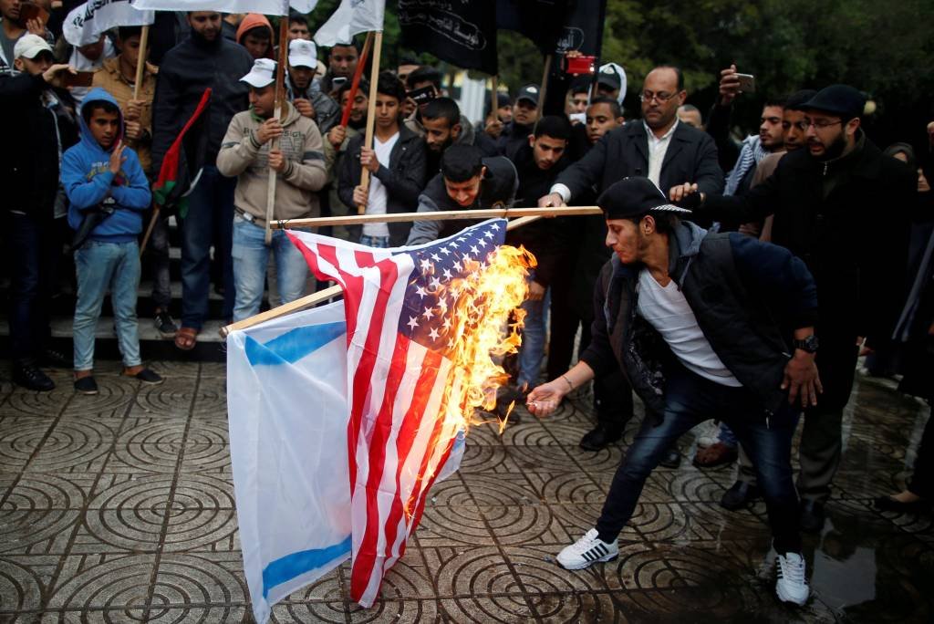 Manifestantes queimam fotos de Trump e bandeiras dos EUA em Gaza