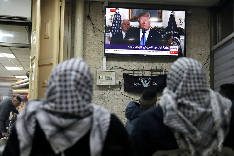 Palestinos assistem à transmissão do discurso de Trump falando sobre o endereço onde ele espera anunciar o reconhecimento de Jerusalém como capital de Israel  6 de dezembro de 2017 REUTERS/Ammar Awad (mmar Awad/Reuters)