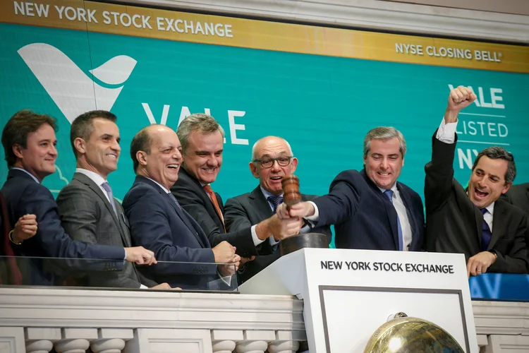 CEO da Vale Fabio Schvartsman e executivos na Bolsa de NY: a empresa prevê investir 900 milhões de dólares em cada ano em níquel (Brendan McDermid/Reuters)