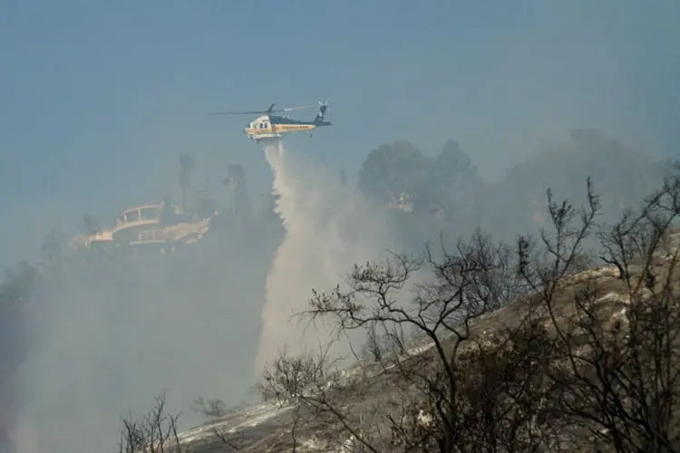 Incêndios: no Vale de San Fernando, ao norte de Los Angeles, o Incêndio Creek destruiu ao menos 30 casas (Andrew Cullen/Reuters)
