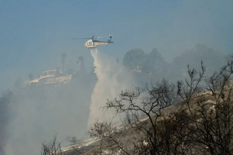 Incêndios: no Vale de San Fernando, ao norte de Los Angeles, o Incêndio Creek destruiu ao menos 30 casas (Andrew Cullen/Reuters)