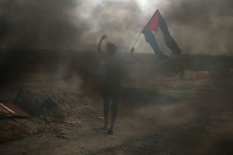 Milhares de palestinos apoiaram uma paralisação geral e se manifestaram hoje em algumas das principais cidades da Cisjordânia (Ibraheem Abu Mustafa/Reuters)