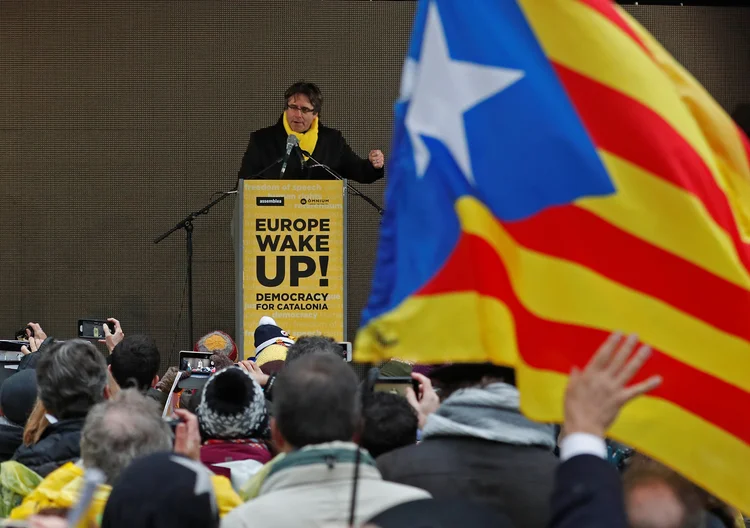 Puigdemont chamou os presentes a se pronunciarem nas urnas em 21 de dezembro "pela liberdade e a dignidade" (Yves Herman/Reuters)
